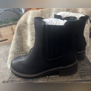 NIB-YellowBox Black Clyde Chelsea Boots 7.5